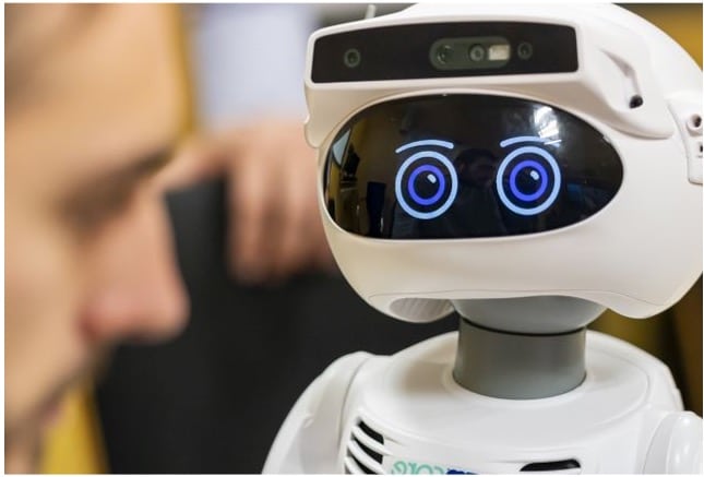 Un robot observa a un humà