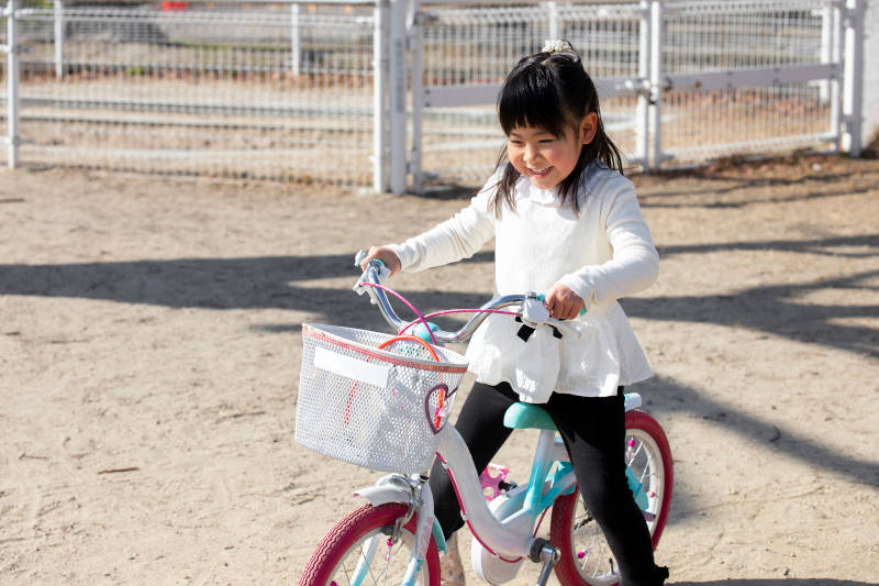 nena jugant amb la bici